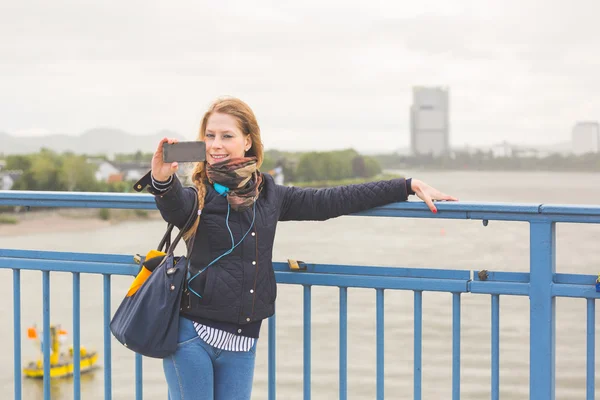 German girl taking selfie in Bonn with Rhein on background — Stock Photo, Image