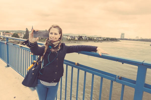 Deutsches Mädchen macht Selfie in bonn mit rhein auf hintergrund — Stockfoto