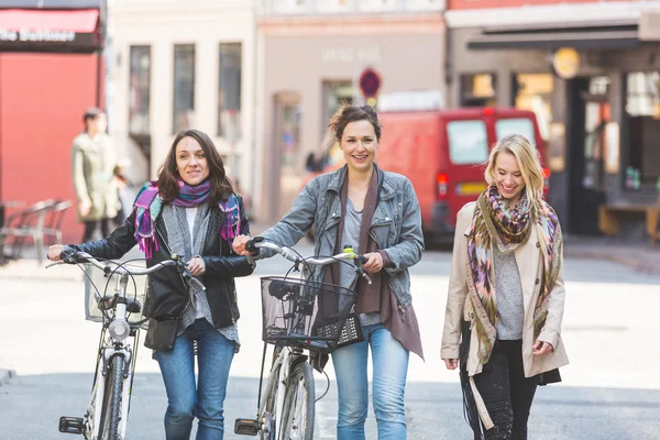 Группа женщин, идущих в Копенгагене — стоковое фото