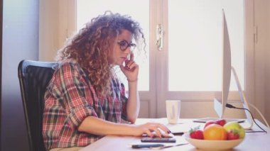 Ev ya da küçük bir ofiste çalışan genç kadın