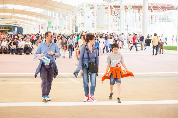 Pessoas que visitam a Expo 2015 em Milão, Itália — Fotografia de Stock