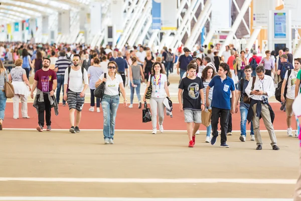 Людей, які відвідують Експо 2015 в Мілані, Італія — стокове фото
