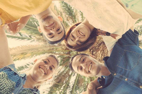Grupo de adolescentes abraçados em círculo, vista inferior — Fotografia de Stock