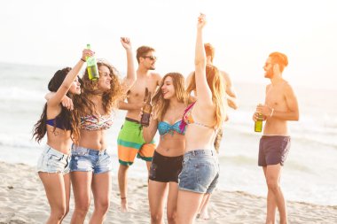 Çok ırklı grup arkadaşıyla sahilde bir parti