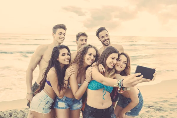 Grupo multirracial de amigos tomando selfie na praia — Fotografia de Stock