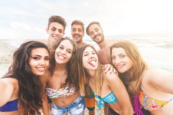 Grupo multirracial de amigos tomando selfie na praia — Fotografia de Stock
