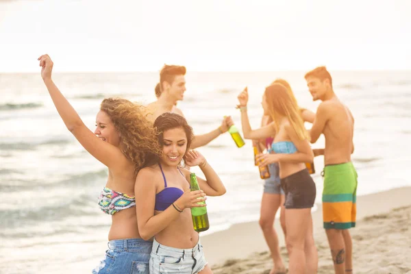 Multiraciale groep vrienden met een feestje op het strand — Stockfoto