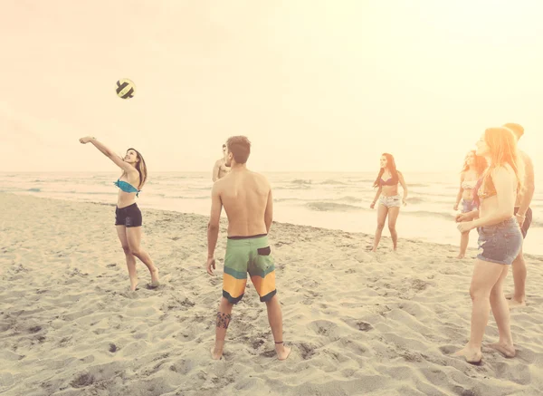 Grupa przyjaciół, grając w piłkę na plaży — Zdjęcie stockowe
