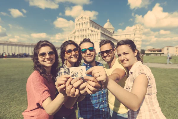 Grupo de turistas com sua foto em Pisa . — Fotografia de Stock