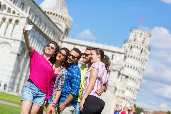 Grupo de turistas tirando uma selfie em Pisa . — Fotografia de Stock