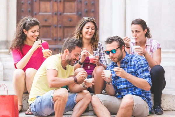 Gruppe von Touristen isst Schneematsch in Italien — Stockfoto