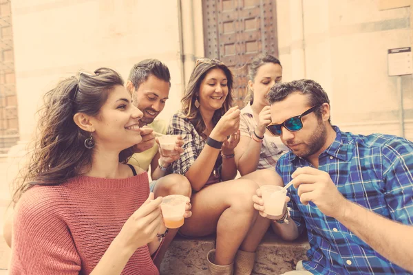 Group of tourists eating slush in Italy — Stock Photo, Image