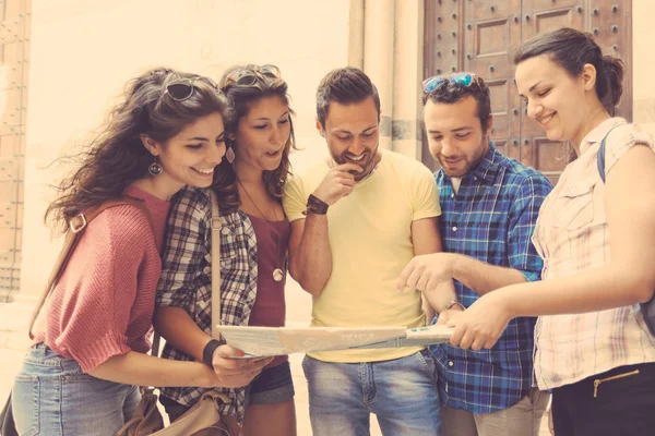 Turistas mirando el mapa de la ciudad en Pisa . — Foto de Stock