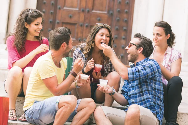 Gruppo di turisti che mangiano melma in Italia — Foto Stock