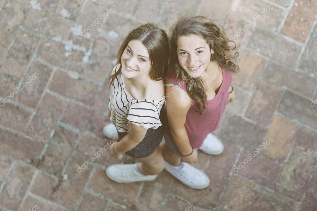 Três Meninas Bonitas Diversas Posando Juntas Sorrindo Olhando Para Câmera  fotos, imagens de © NeonShot #432656632