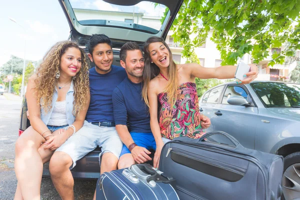 Grupo de amigos tomando una selfie antes de salir de vacaciones — Foto de Stock