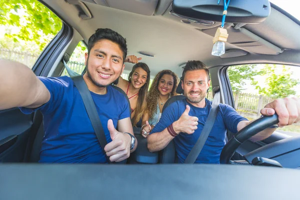 Grupo de amigos levando uma selfie no carro — Fotografia de Stock