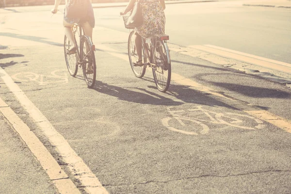 Pareja de amigos con bicicletas en carril bici . — Foto de Stock