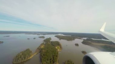 Deniz ve adalar üzerinde alçak irtifada uçan uçak