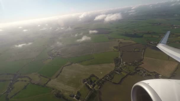 Вид на сільську місцевість і хмарний пейзаж з віконного сидіння — стокове відео