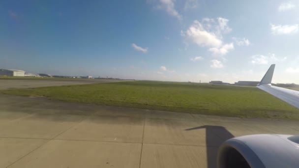 Avião taxiando na pista antes da partida — Vídeo de Stock