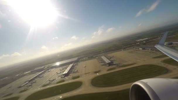 Lentokone nousee pois lentokentältä — kuvapankkivideo