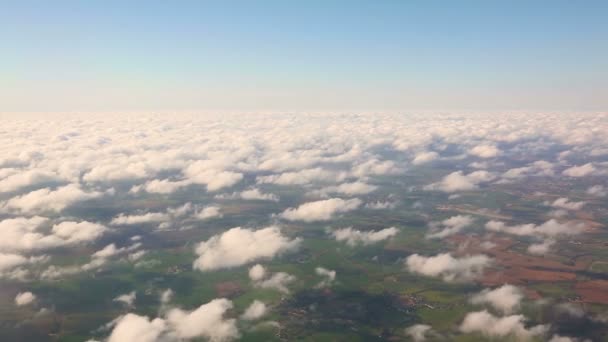 Вид с воздуха на сельскую местность и облачность с окна — стоковое видео