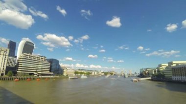 Thames nehri ve Tower Bridge ile Londra şehrinin timelapse görünümü