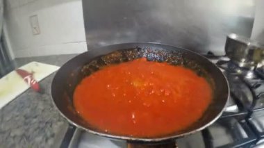 Tavada domates sosu pişirme