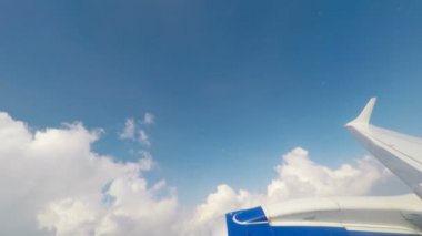 Bulutların arasında uçan uçak, pencere koltuğu görünümü