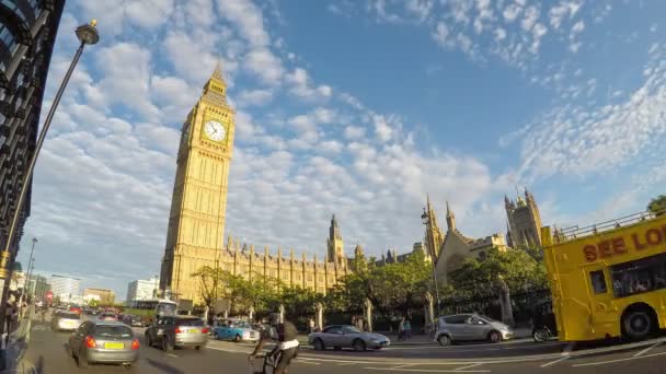 Timelapse vista de Big Ben e Westminster, com tráfego e pessoas passando na estrada — Vídeo de Stock