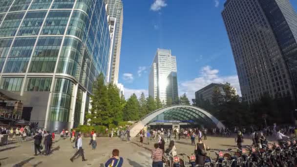 Dojeżdżających do pracy i turystów w Canary Wharf głównym placu, upływ czasu — Wideo stockowe