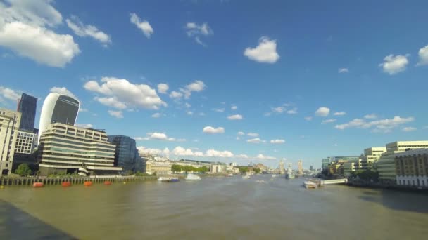 Timelapse uitzicht over Londen stad met rivier de Theems en Tower Bridge — Stockvideo