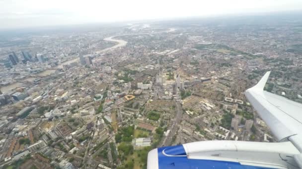 Avião voando a baixa altitude sobre Londres — Vídeo de Stock