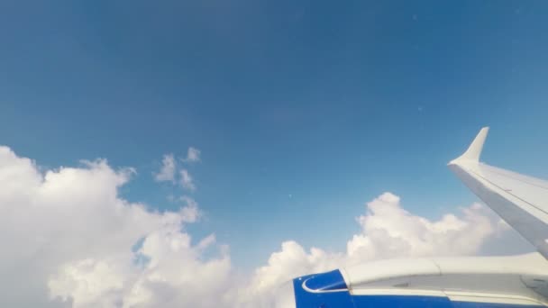 Avión volando a través de las nubes, vista del asiento ventana — Vídeos de Stock