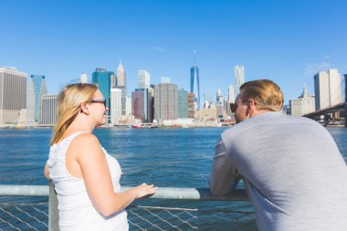 Çift New York yaz aylarında ziyaret