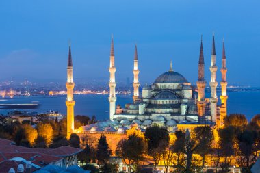 Istanbul'da Sultanahmet Camii havadan görünümü geceleri