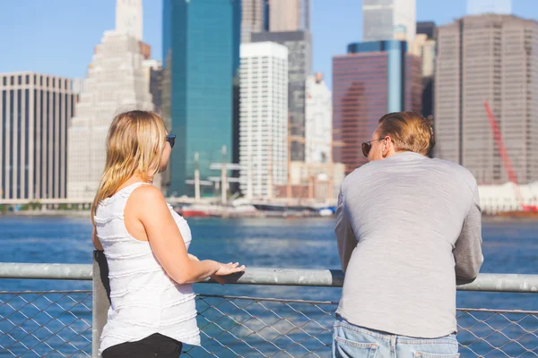 Couple caucasien visitant New York en été — Photo