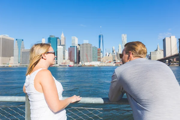 Casal caucasiano visitando Nova York no verão — Fotografia de Stock