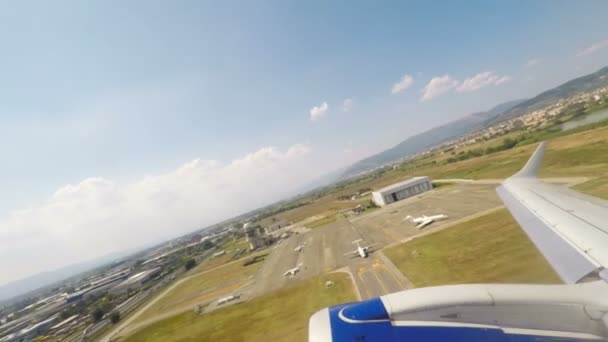 Avião decolando do aeroporto, parte 2 de 3 — Vídeo de Stock