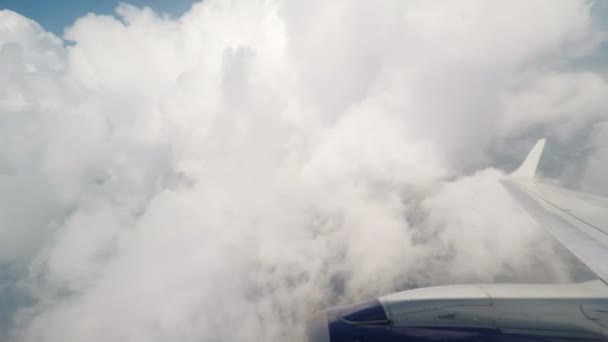 Самолет летит сквозь облака, вид на окно — стоковое видео