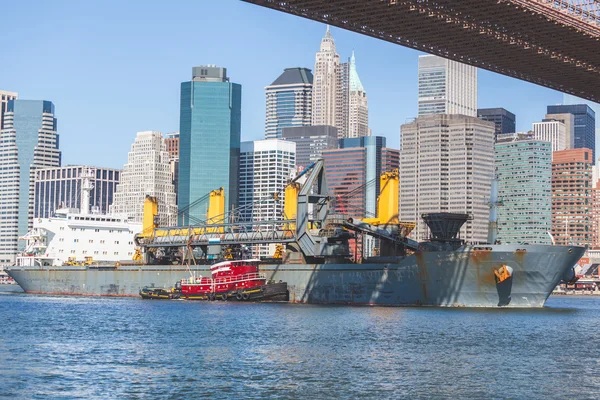 Bulk carrier navigating on East river in New York. — Stock Photo, Image