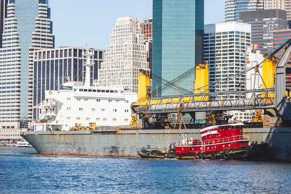 Bulkcarrier navigeren op de East river in New York. — Stockfoto