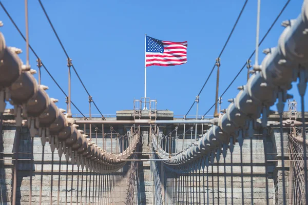 United States Flag at top of Brooklyn Bridge — Stock Photo, Image