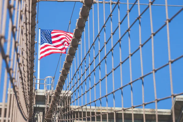 Spojené státy vlajky v horní části Brooklynský most美国国旗在布鲁克林大桥的顶部 — 图库照片