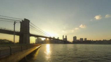 Gün batımında New York'ta Manhattan şehir merkezinin hızlandırılmış görünümü
