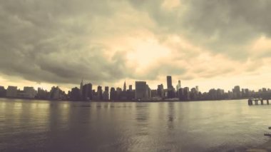 Orta şehir Manhattan ve New York'taki East River'da hızlandırılmış görünümünü