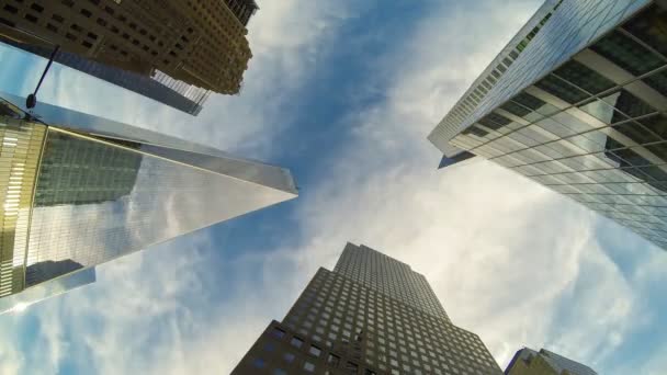 Zeitraffer-Ansicht von Wolkenkratzern und Wolken, Ansicht von unten — Stockvideo