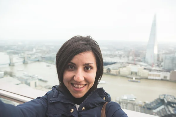 Mladá žena s selfie s London Panorama na pozadí — Stock fotografie