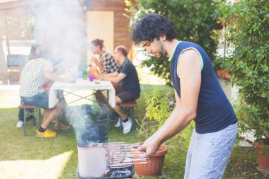 Barbekü üzerinde pişirme et dostum